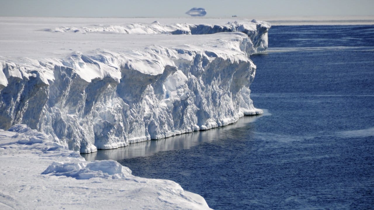 Schelfeiskante in der Atka-Bucht im Polarmeer der Antarktis.