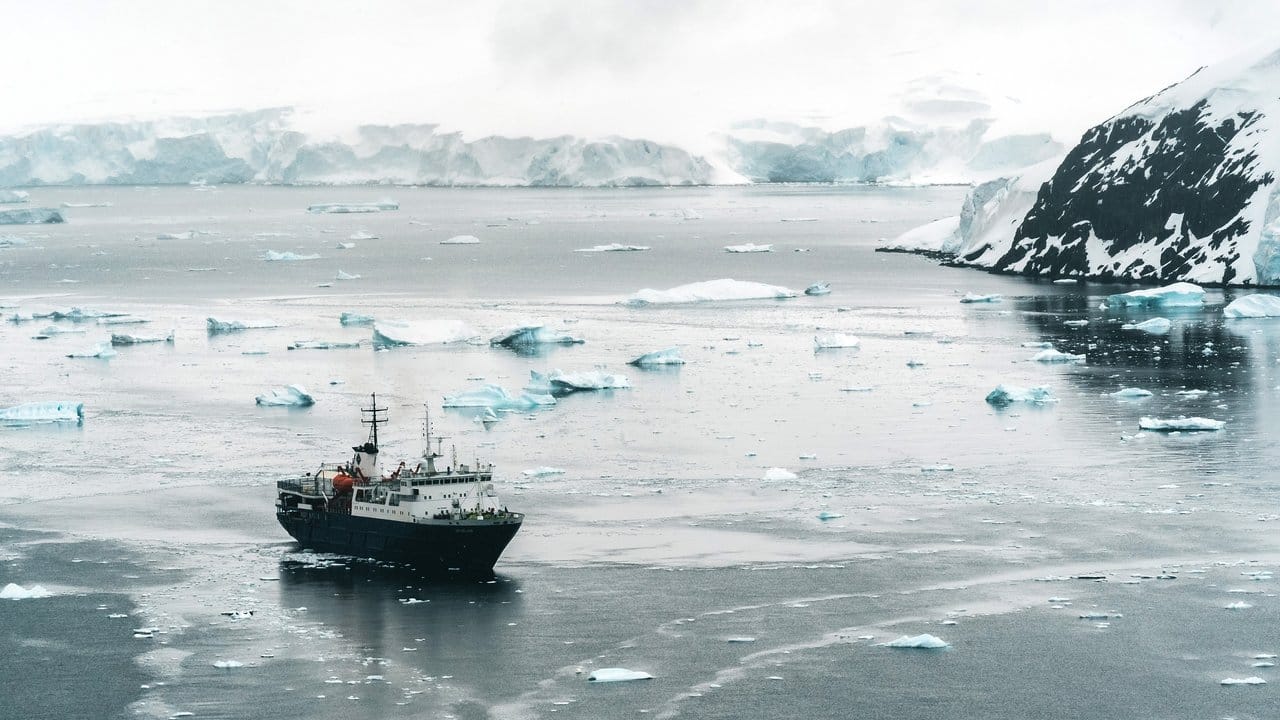 Das Expeditionsschiff Ortelius ankert in der Paradise Bay an der Antarktische Halbinsel nahe der argentinischen Station Almirante Brown.