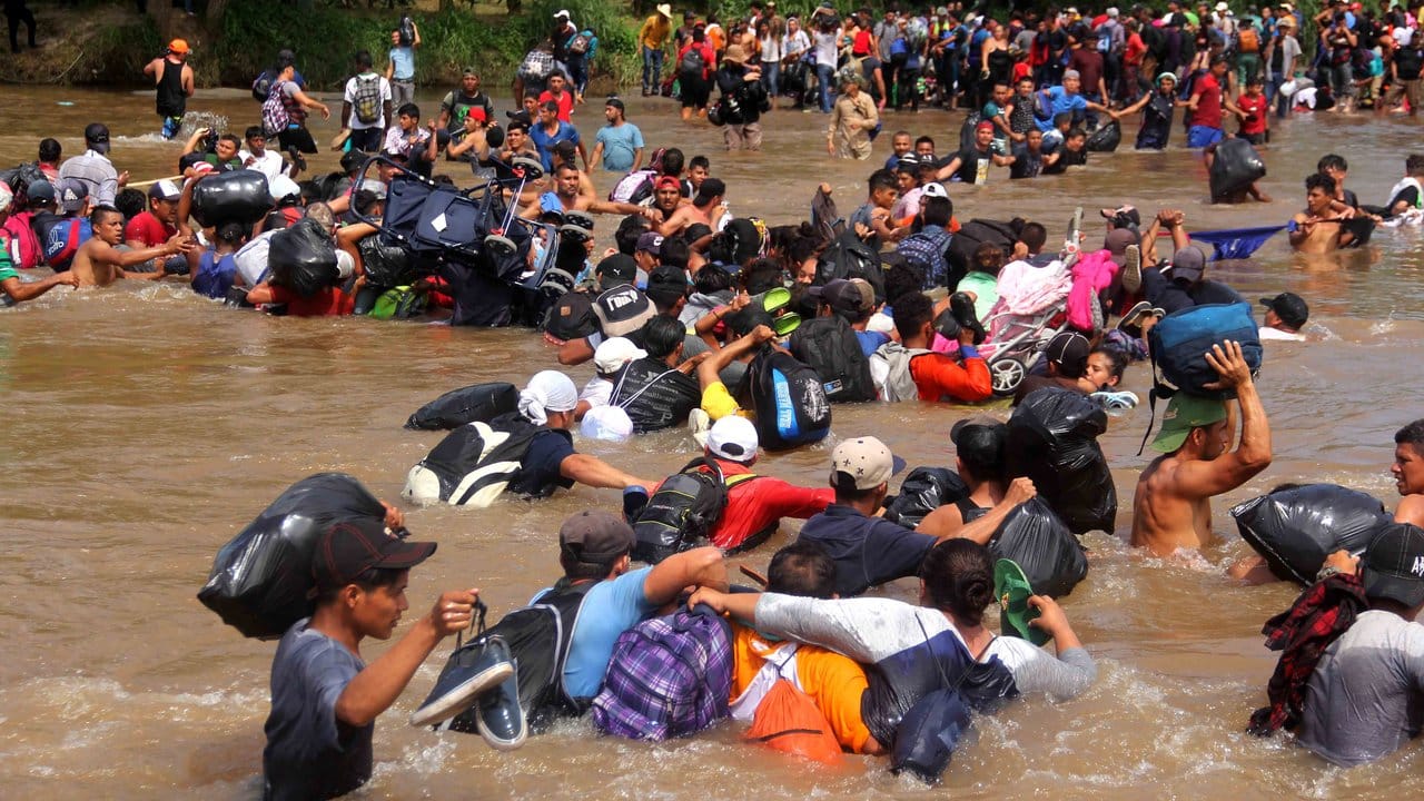 Flucht nach Norden: Migranten kämpfen sich durch den Fluss Suchiate, der Guatemala und Mexiko verbindet.