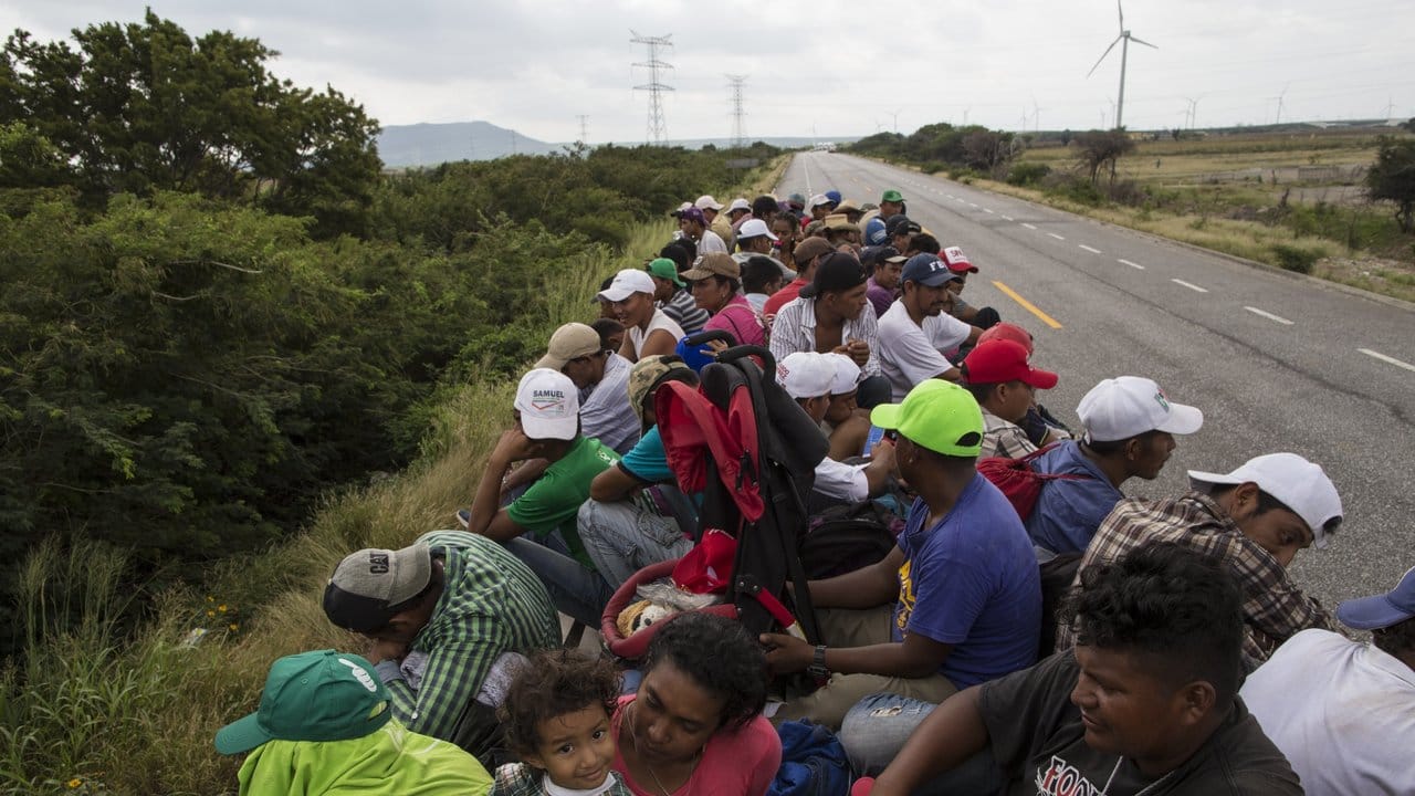 Migranten aus Mittelamerika fahren in Richtung USA.