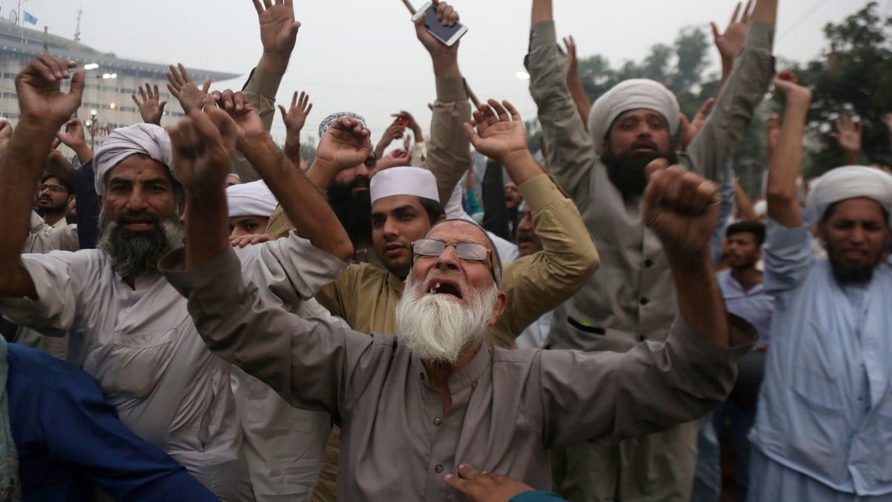 Aufgebrachte Islamisten protestieren gegen den Freispruch einer wegen Gotteslästerung zu Tode verurteilten Christin.