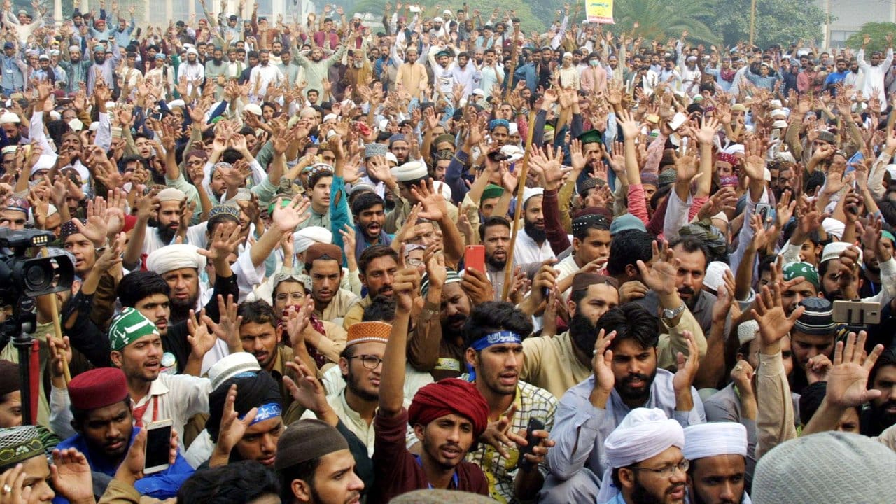 Anhänger der radikalislamischen Gruppe Tehreek-e-Labaik Pakistan (TLP) protestieren in Lahore.