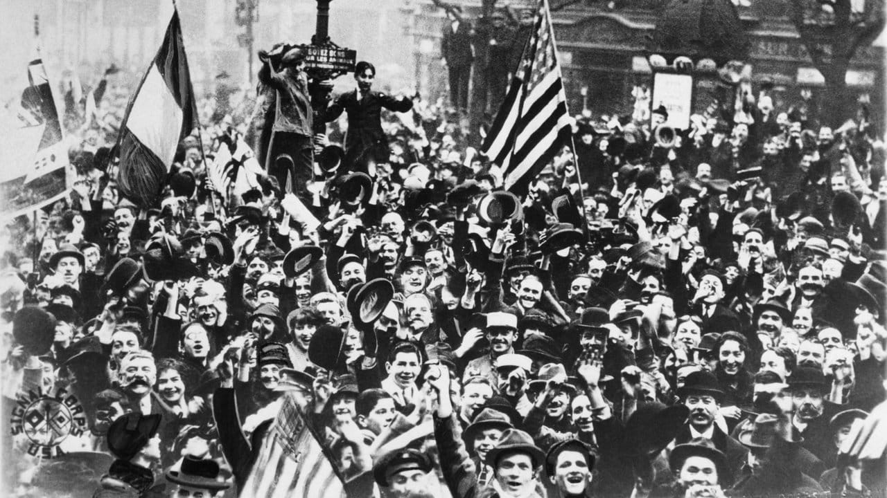 Amerikaner feiern auf der Grand Boulevard den Waffenstillstand nach dem 1.