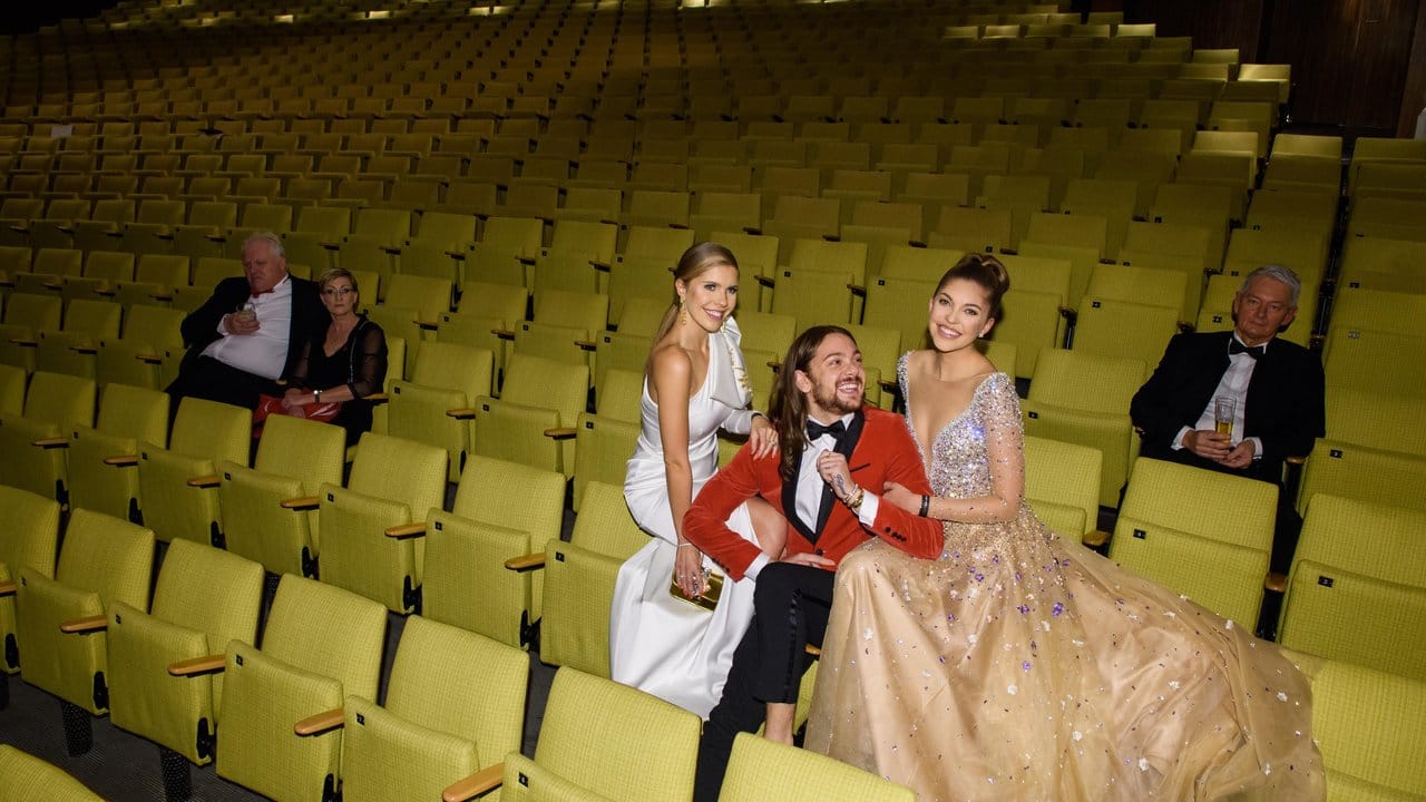 Victoria Swarovski (l-r), Riccardo Simonett i und Paulina Swarovski im Zuschauersaal der Deutschen Oper.