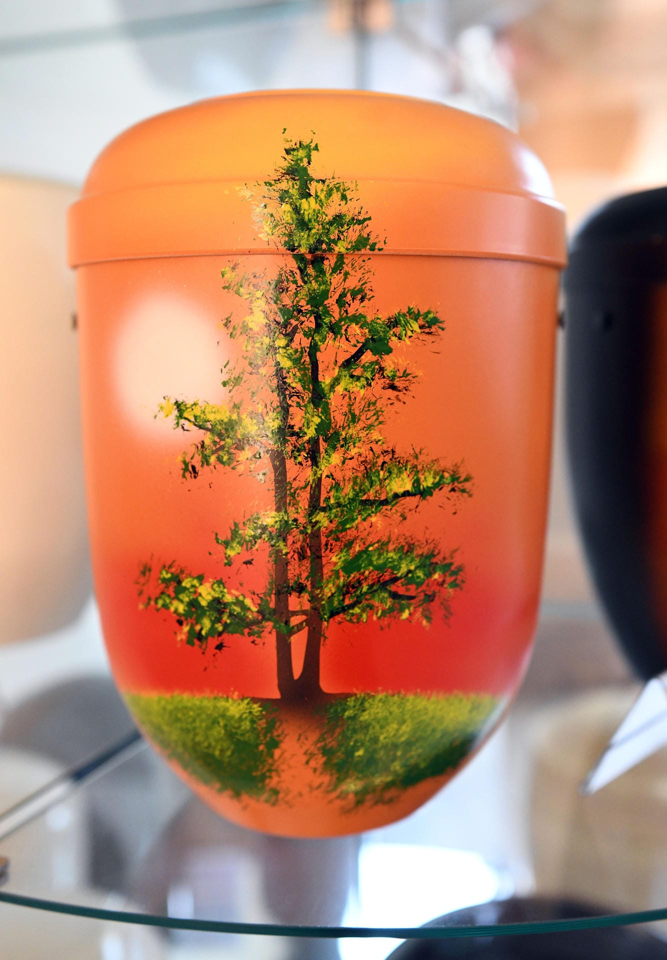 Eine biologisch abbaubare Urne mit einem Airbrush-Dekor: Auch Keramik-Urnen, die nur halb gebrannt werden, können sich komplett auflösen.