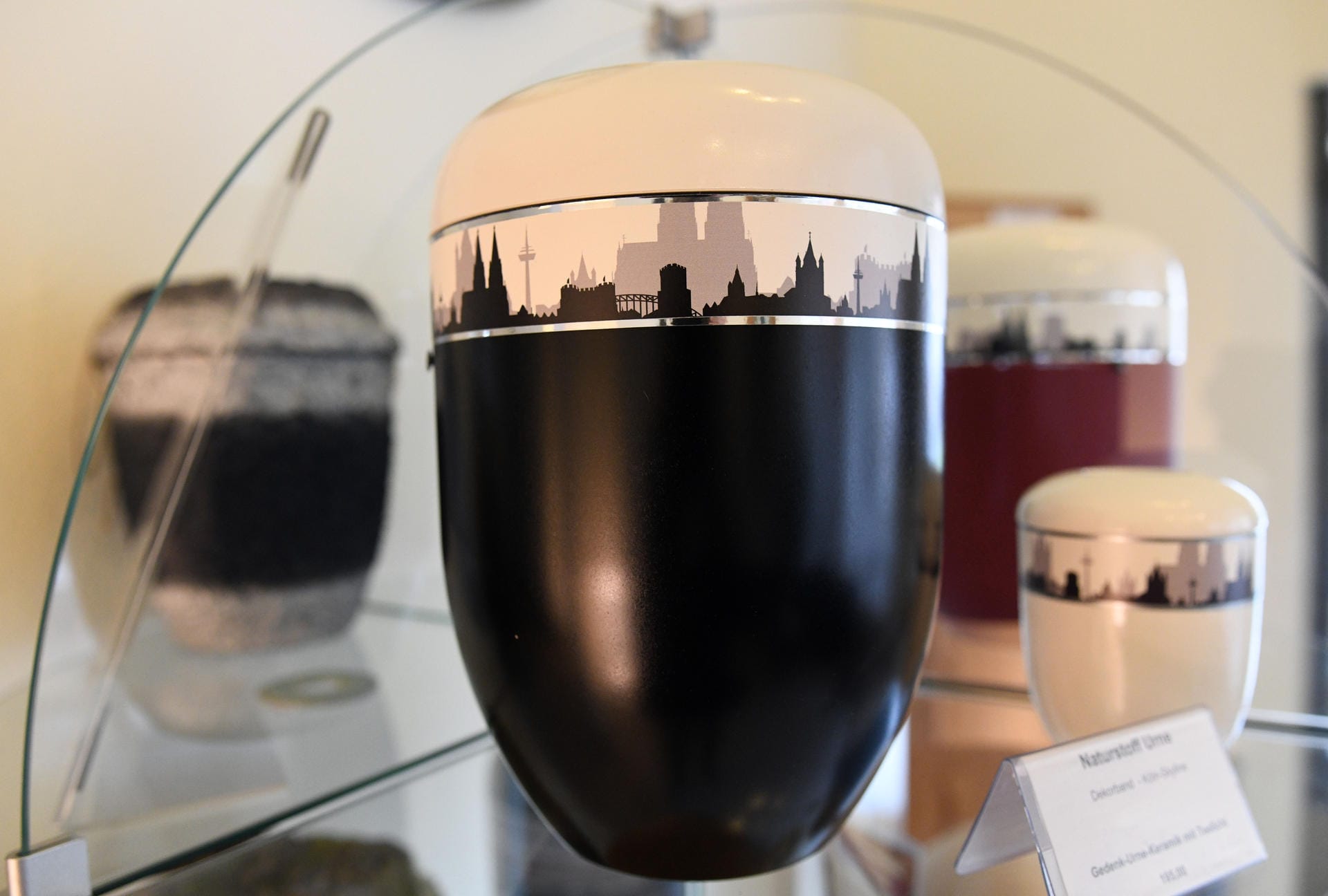 Auf dieser biologisch abbaubaren Urne ist die Skyline von Köln als Dekor zu sehen.