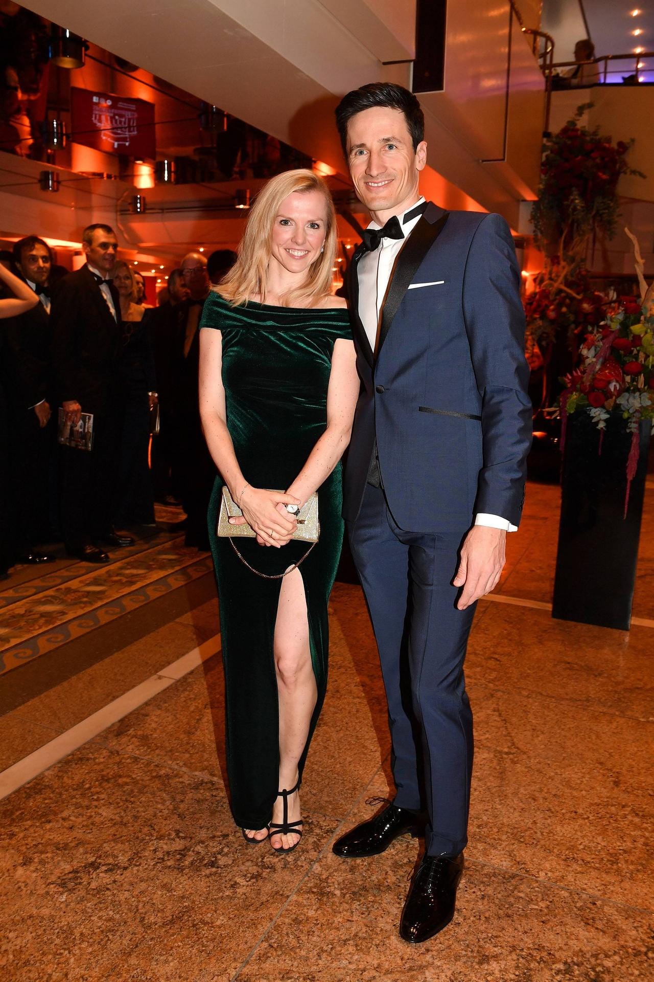 Martin Schmitt mit seiner Ehefrau Andrea: Der ehemalige Skispringer und seine Gattin strahlen besonders herzlich.