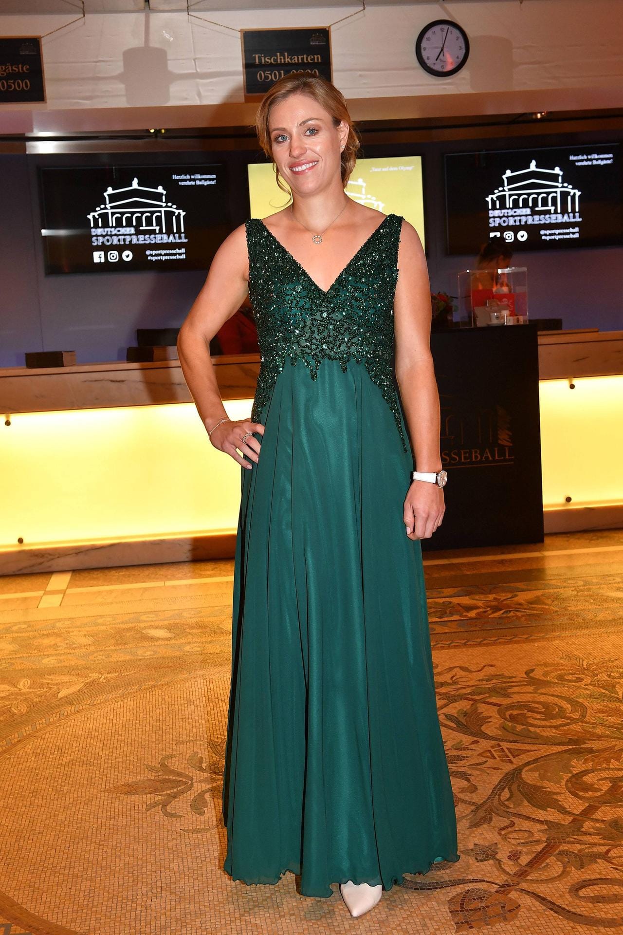 Angelique Kerber: Die Tennisspielerin strahlt im smaragdgrünen Kleid.