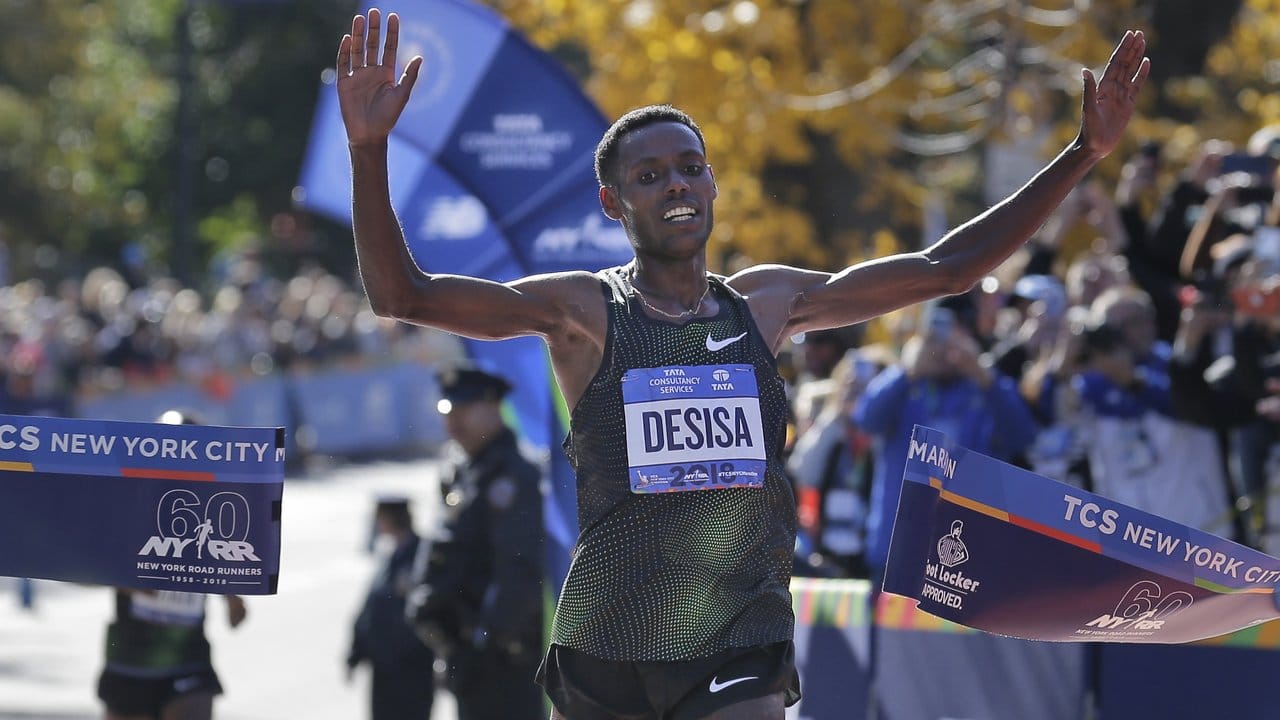 Der Äthiopier Lelisa Desisa überquert als Erster die Ziellinie des New York City Marathons.