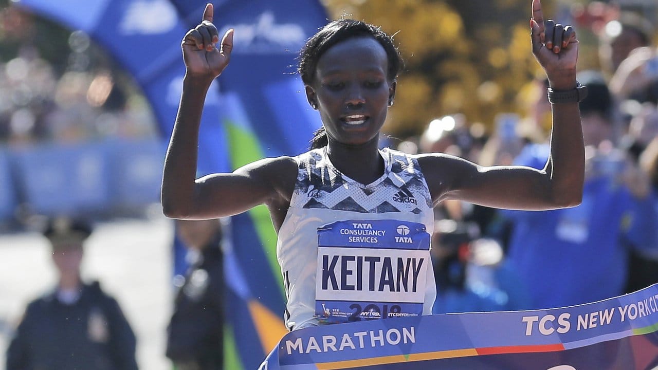 Mary Keitany aus Kenia überquert als Erste der Frauen die Ziellinie des New York City Marathons.