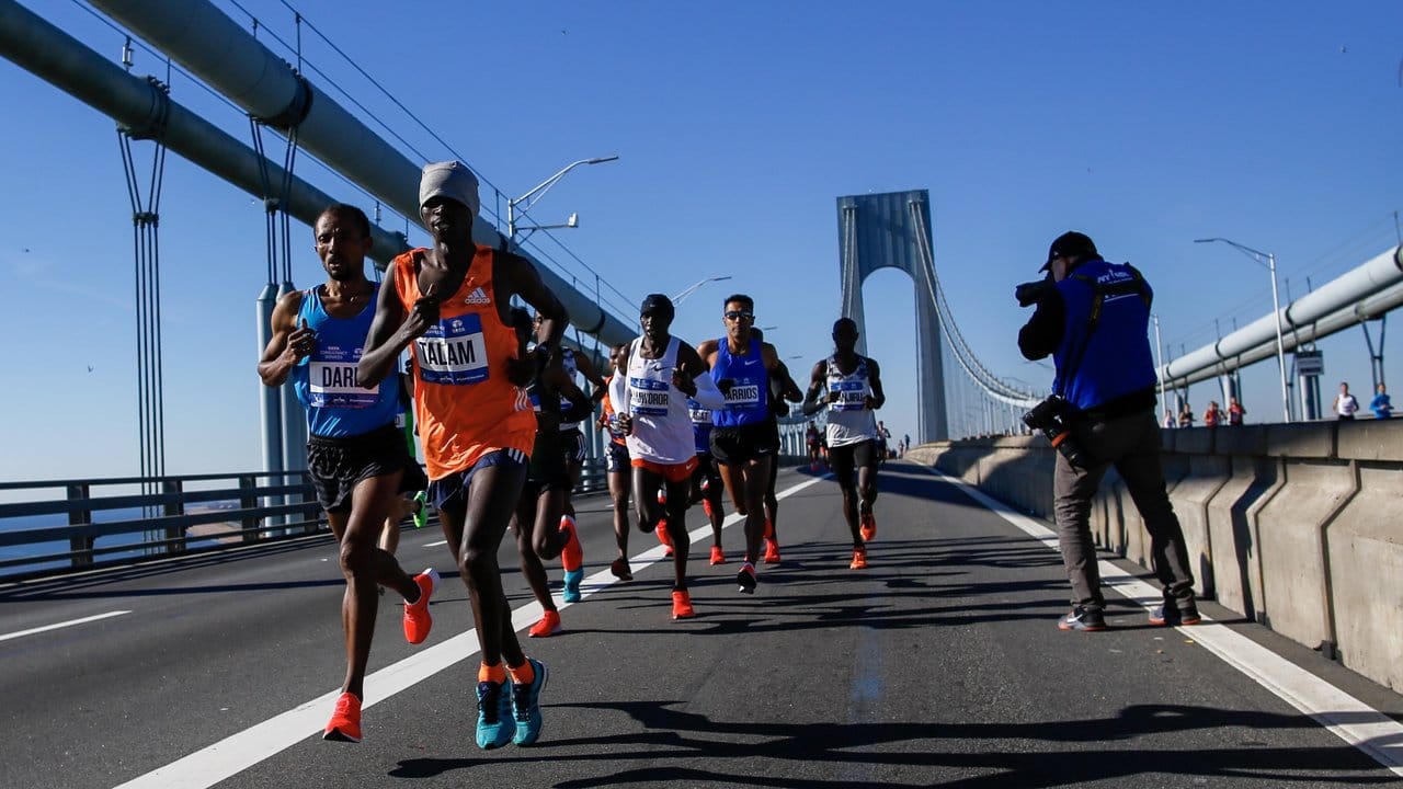 Marathon-Läufer überqueren während des New York City Marathons die Verrazano-Narrows Brücke.