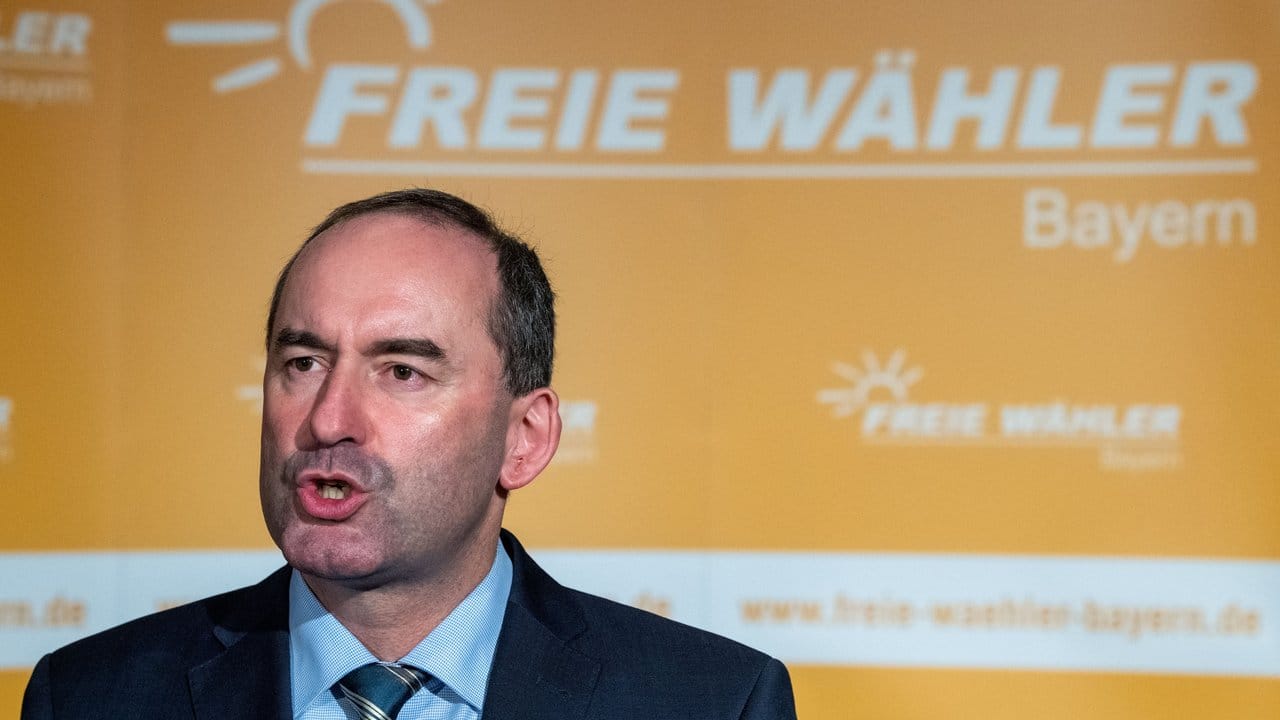 Hubert Aiwanger, Landesvorsitzender der Freien Wähler, spricht nach den Koalitionsberatungen der Partei im Hofbräukeller in München.