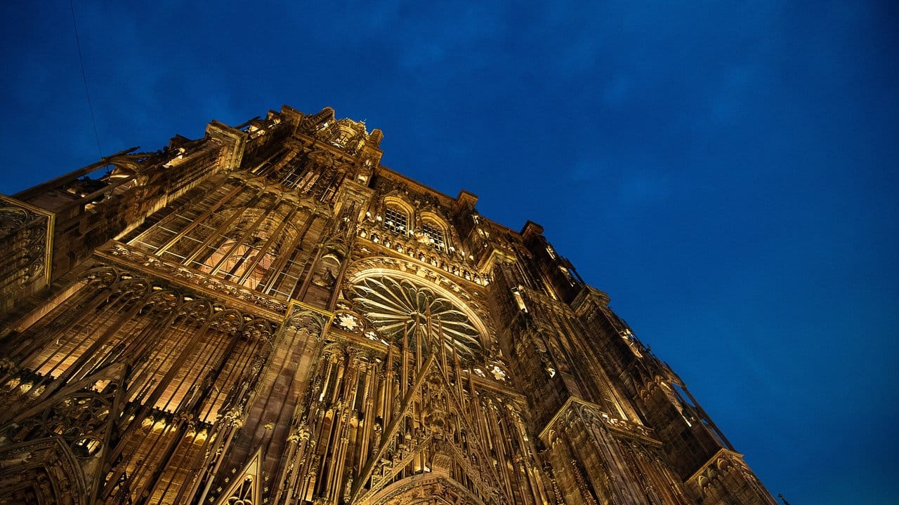 Das Straßburger Münster wird vor dem Konzert für den Frieden in Europa angestrahlt.