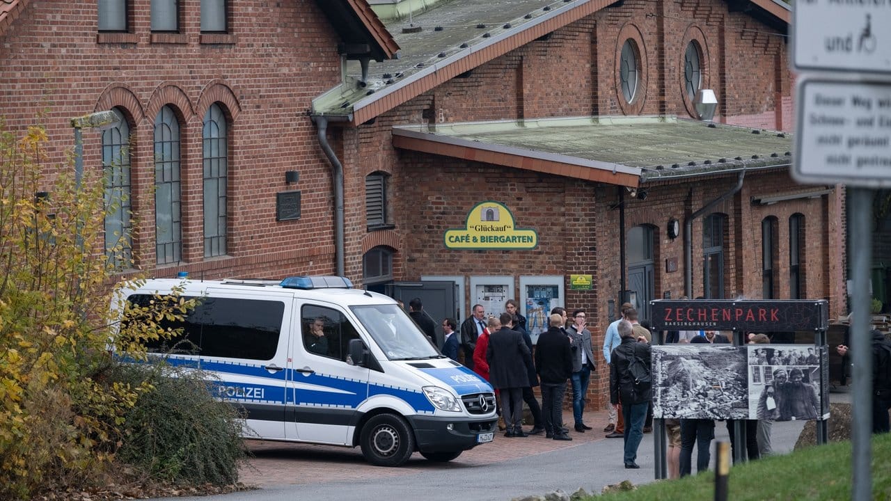 Teilnehmer des Bundeskongresses der AfD-Nachwuchsorganisation Junge Alternative stehen vor dem Austragungsort in Barsinghausen. Teilnehmer des Bundeskongresses der AfD-Nachwuchsorganisation Junge Alternative stehen vor dem Austragungsort in Barsinghausen.