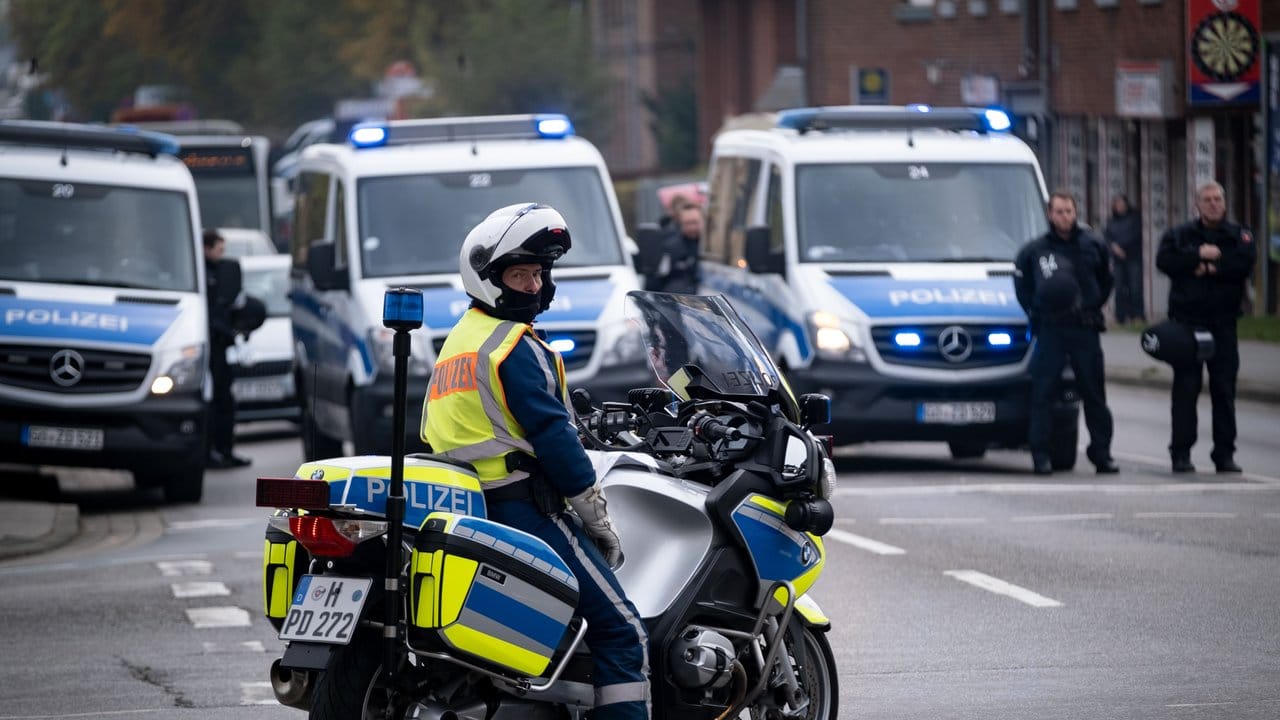 Polizeibeamte sichern die Zufahrtswege zum Bundeskongress der Junge Alternative. Polizeibeamte sichern die Zufahrtswege zum Bundeskongress der Junge Alternative.