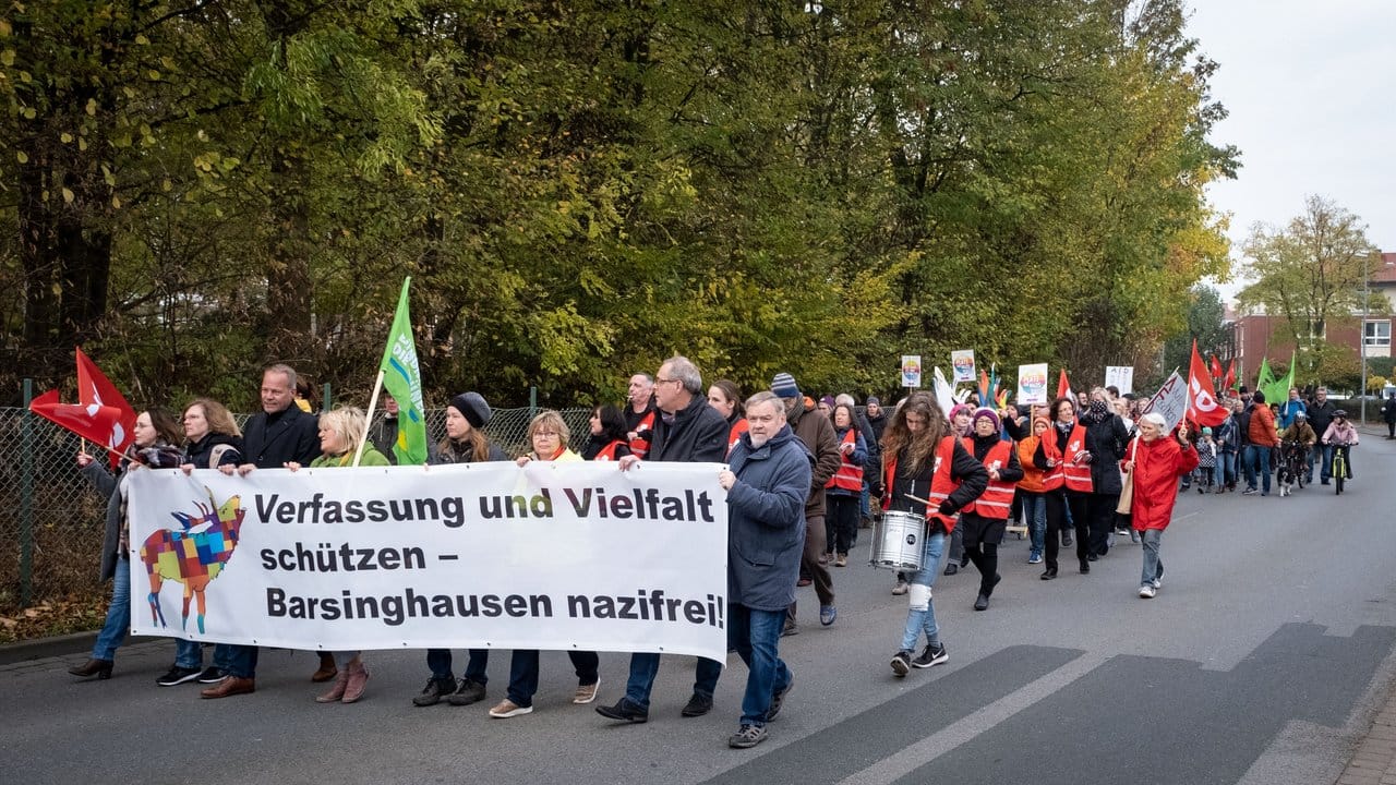 Mit Plakaten und Transparenten protestieren Menschen gegen den JA-Bundeskongress. Mit Plakaten und Transparenten protestieren Menschen gegen den JA-Bundeskongress.