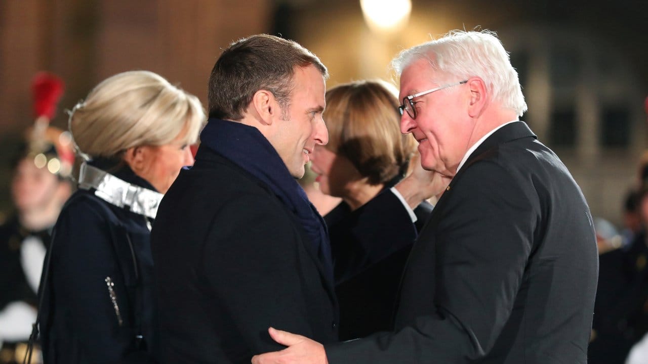Der französische Präsident Emmanuel Macron (l) und Bundespräsident Frank-Walter Steinmeier begrüßen sich vor dem Straßburger Münster.