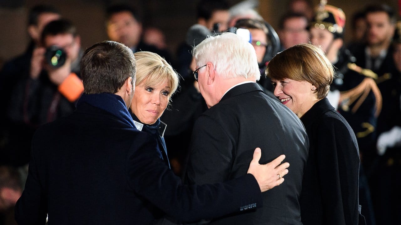 Präsident Emmanuel Macron (l-r), Brigitte Macron, Bundespräsident Frank-Walter Steinmeier und dessen Frau Elke Büdenbender begrüßen sich.