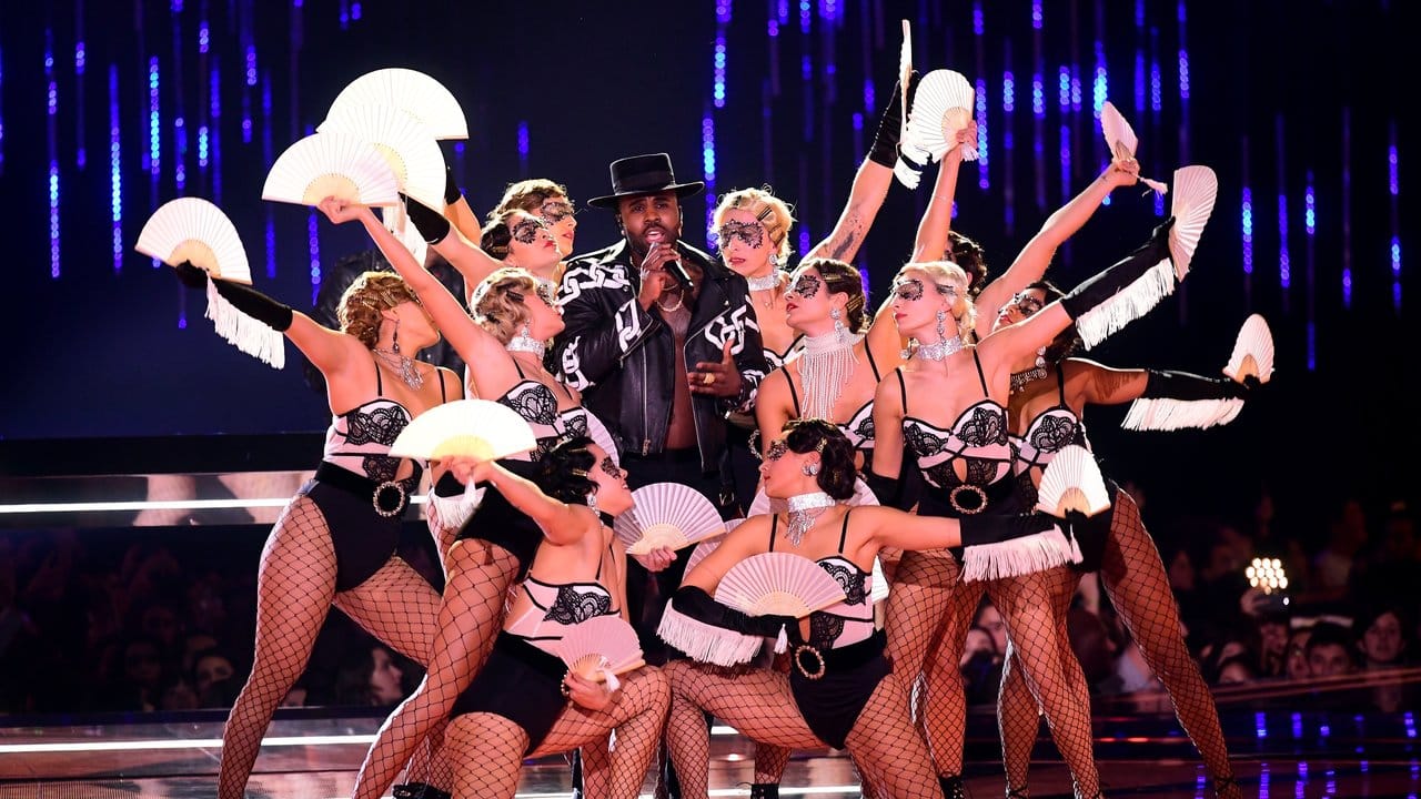 Jason Derulo als Hahn im Korb bei den MTV Europe Music Awards in Bilbao. Jason Derulo als Hahn im Korb bei den MTV Europe Music Awards in Bilbao.