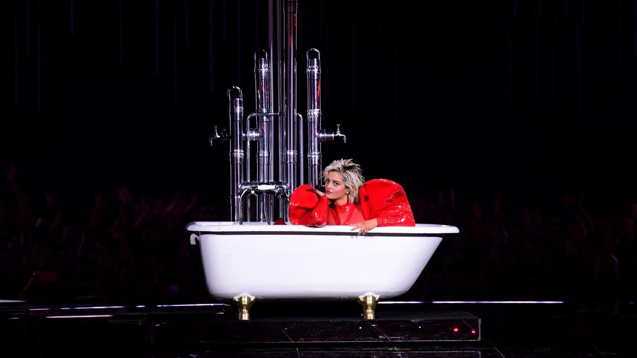 Die Wanne ist voll: Bebe Rexha bei den MTV Europe Music Awards 2018. Die Wanne ist voll: Bebe Rexha bei den MTV Europe Music Awards 2018.