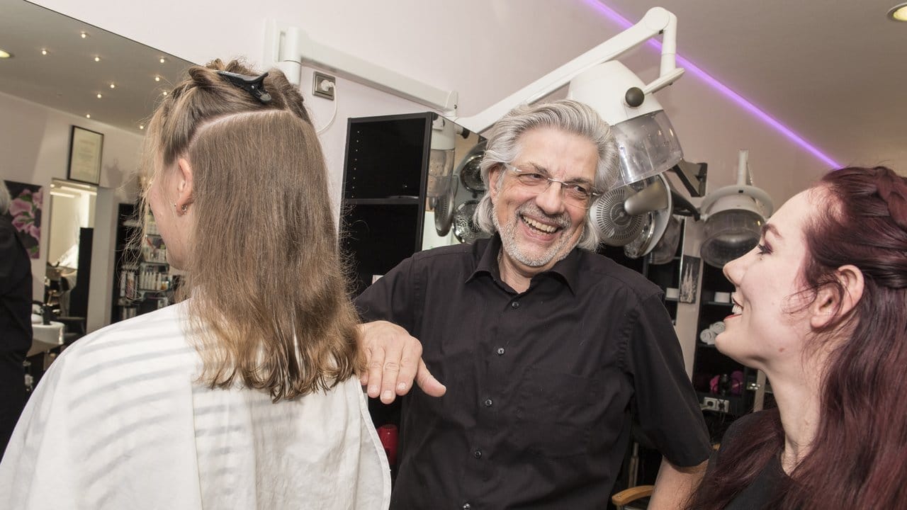 Übung macht den Meister: Saloninhaber Harald Esser zeigt seiner Auszubildenden Karina Küster (r), wie sie beim Haarschnitt vorgehen kann.