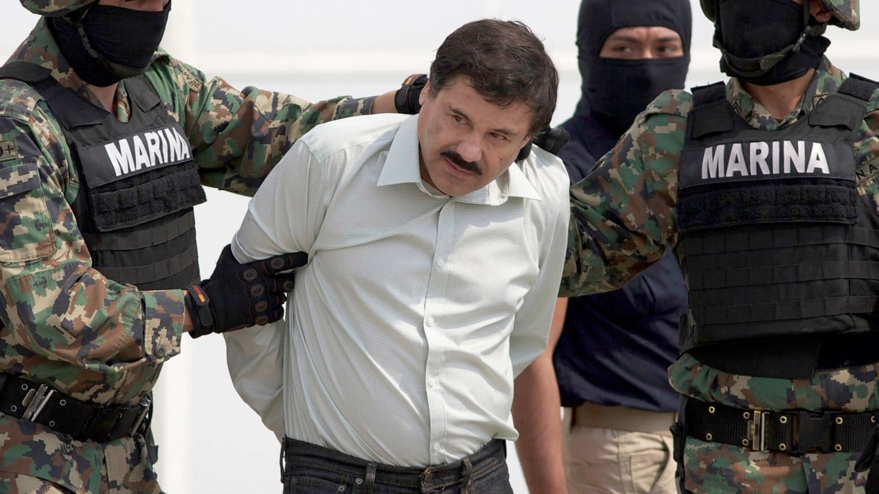 Joaquin "El Chapo" Guzman wird zu einem Hubschrauber in Handschellen von mexikanischen Marinesoldaten begleitet.