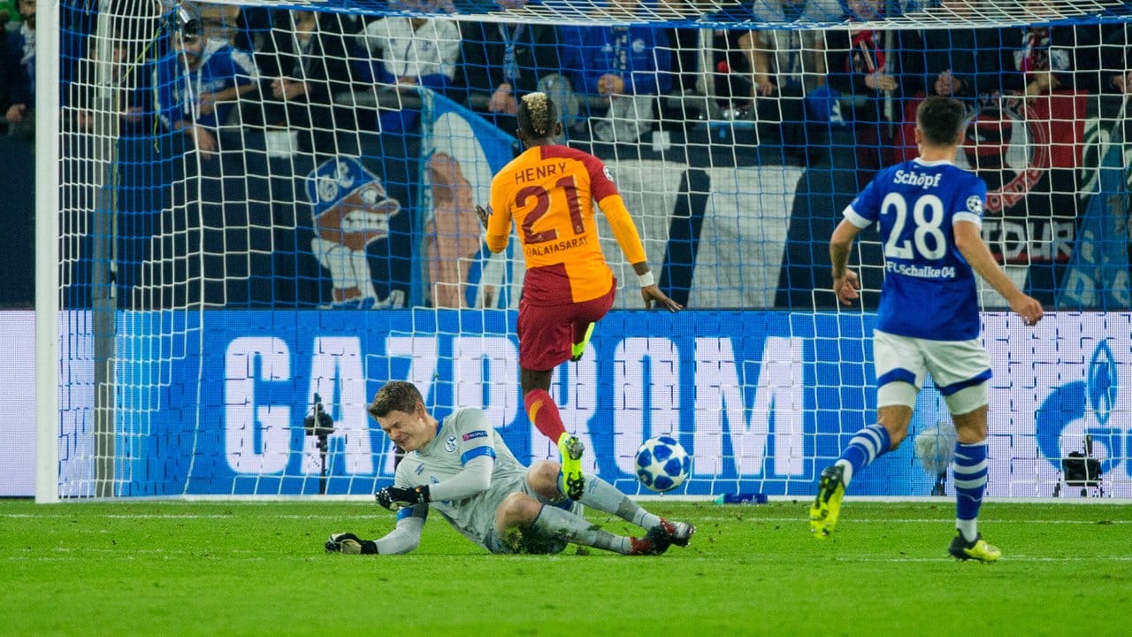 Der Schalker Torwart Alexander Nübel rettete gegen Galatasarays Henry Onyekuru.