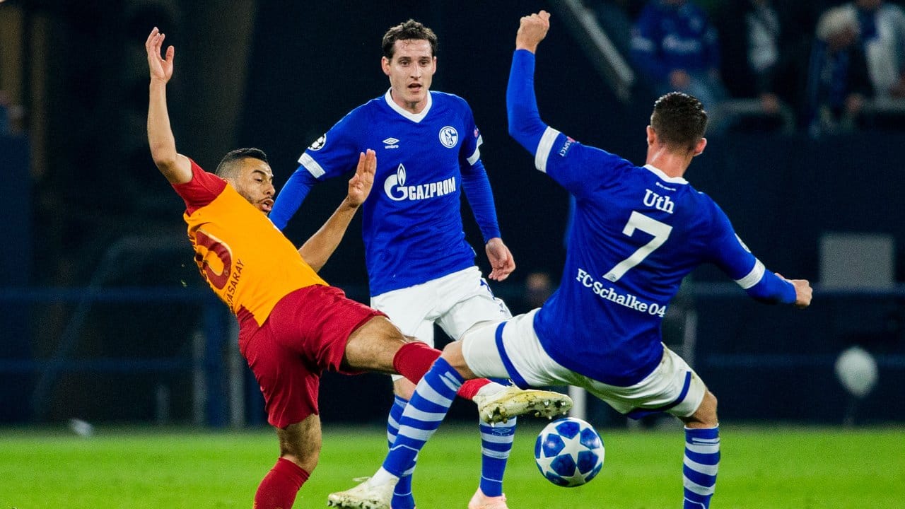 Mark Uth (r) im Zweikampf mit Younes Belhanda (l). Mark Uth (r) im Zweikampf mit Younes Belhanda (l).