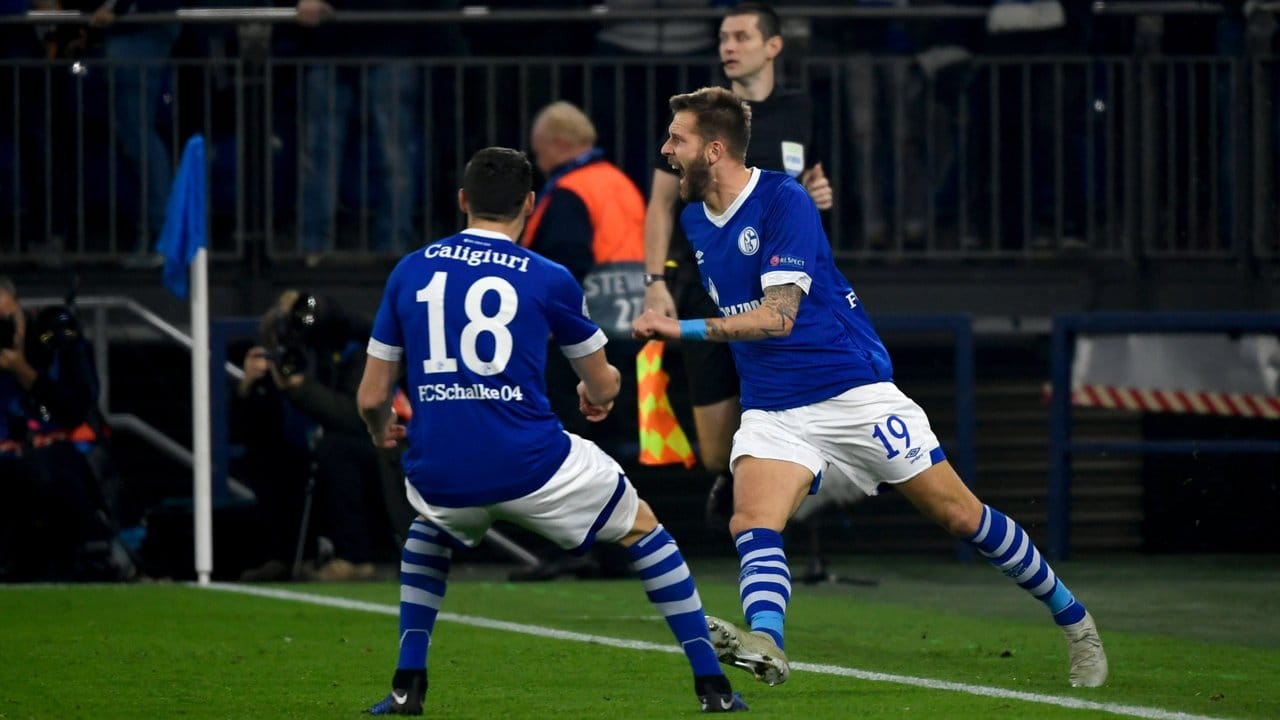 Torschütze Guido Burgstaller (r) feiert seinen Treffer mit Daniel Caligiuri. Torschütze Guido Burgstaller (r) feiert seinen Treffer mit Daniel Caligiuri.