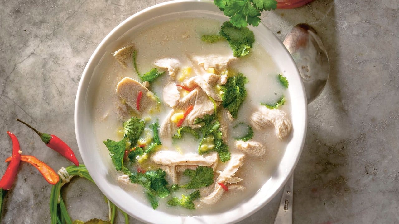 Bei einer thailändischen Hühnersuppe darf Kokosmilch nicht fehlen: Sie mindert die Schärfe. Bei einer thailändischen Hühnersuppe darf Kokosmilch nicht fehlen: Sie mindert die Schärfe.