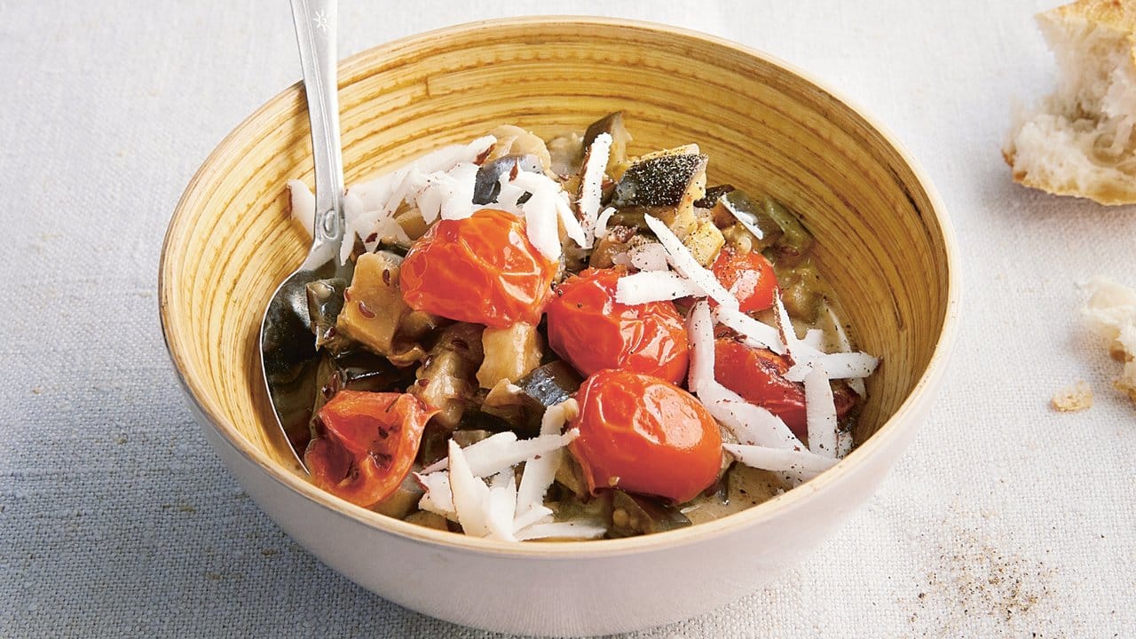 Auberginen werden mit Kokossoße und Tomaten kombiniert. Auberginen werden mit Kokossoße und Tomaten kombiniert.