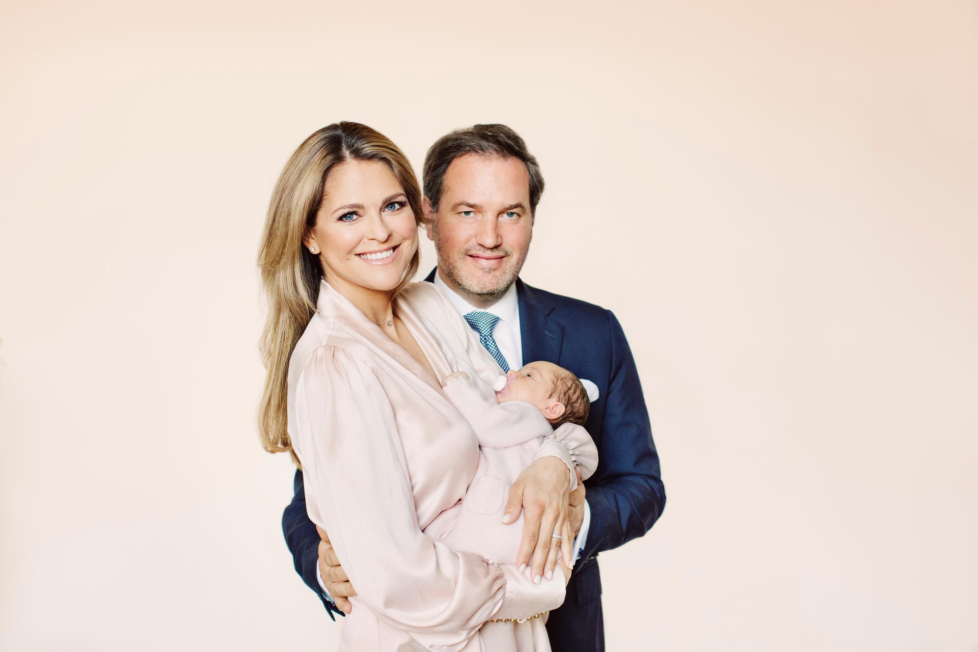 Und hier das Nesthäkchen mit seinen Eltern: Am 9. März 2018 brachte Prinzessin Madeleine ihre jüngste Tochter Adrienne zur Welt.