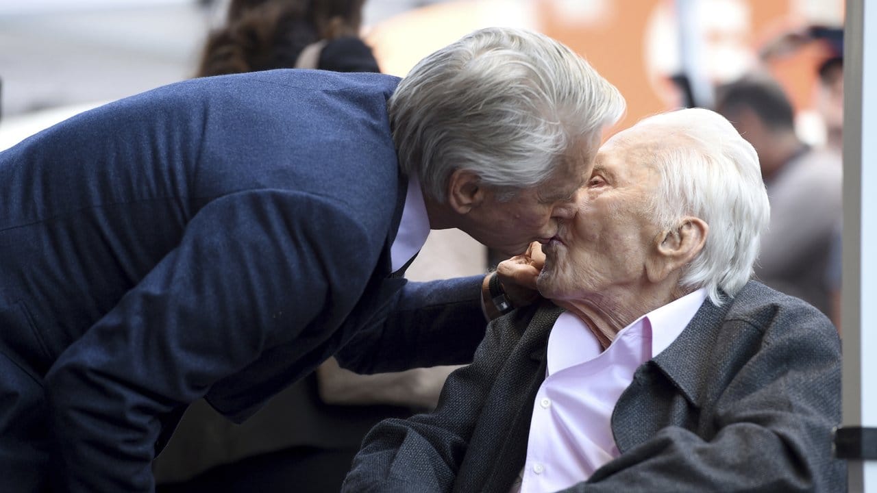 Ein Küsschen für Kirk Douglas von seinem Sohn Michael (l). Ein Küsschen für Kirk Douglas von seinem Sohn Michael (l).