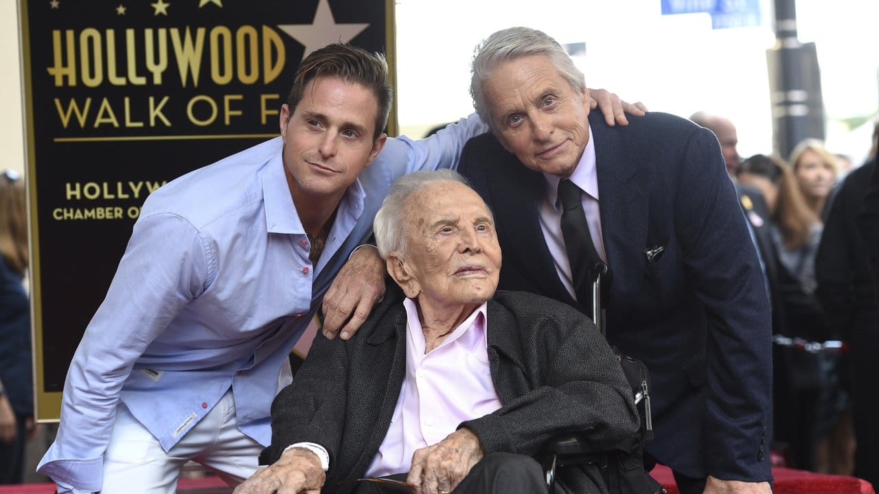 Drei Generationen: Cameron, Kirk und Michael Douglas (l-r). Drei Generationen: Cameron, Kirk und Michael Douglas (l-r).