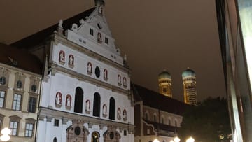 Ein Foto vom St. Michael (weißes Gebäude), eine Kirche in München. Rechts im Hintergrund sieht man die Frauenkirche. Das Foto wurde mit der OnePlus-Kamera-App geschossen. Alle Funktionen waren auf automatisch gestellt. Die Kamera stellte den ISO-Wert auf 2000.