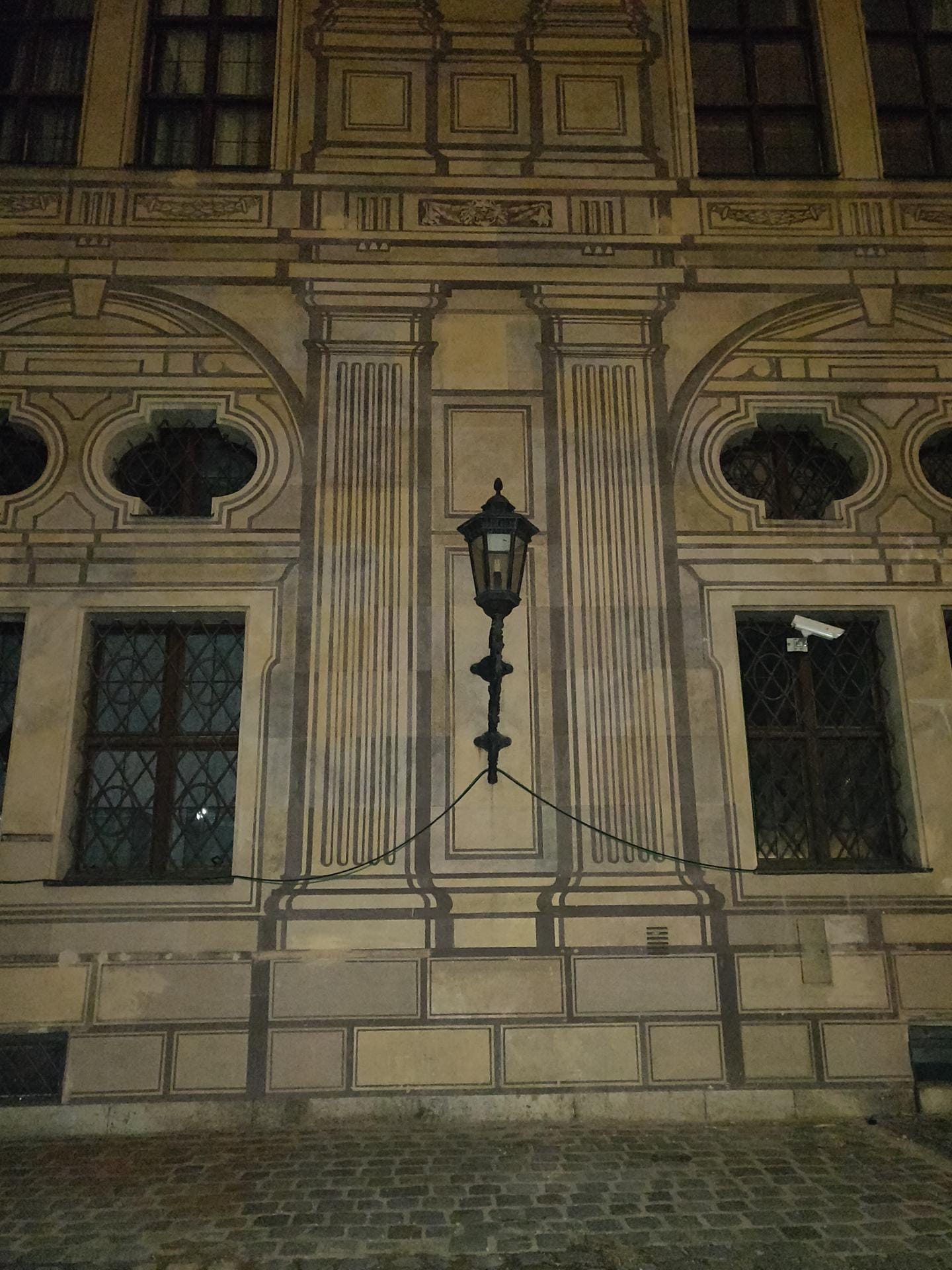Eine Lampe an der Residenz in München. Das Foto wurde mit der OnePlus-Kamera-App geschossen. Alle Funktionen waren auf automatisch gestellt. Ein Blitz wurde ausgelöst.