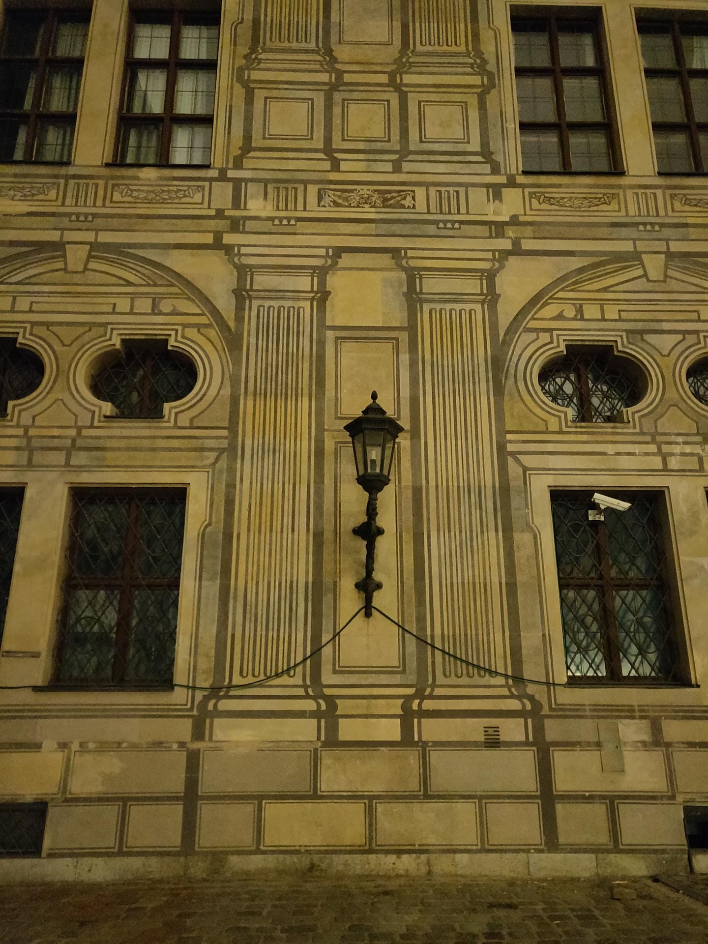Eine Lampe an der Residenz in München. Das Foto wurde mit der OnePlus-Kamera-App geschossen. Alle Funktionen waren auf automatisch gestellt. Die Kamera hat das Bild stark aufgehellt (ISO 9600). Es ist deutlich gelber als in der Realität.