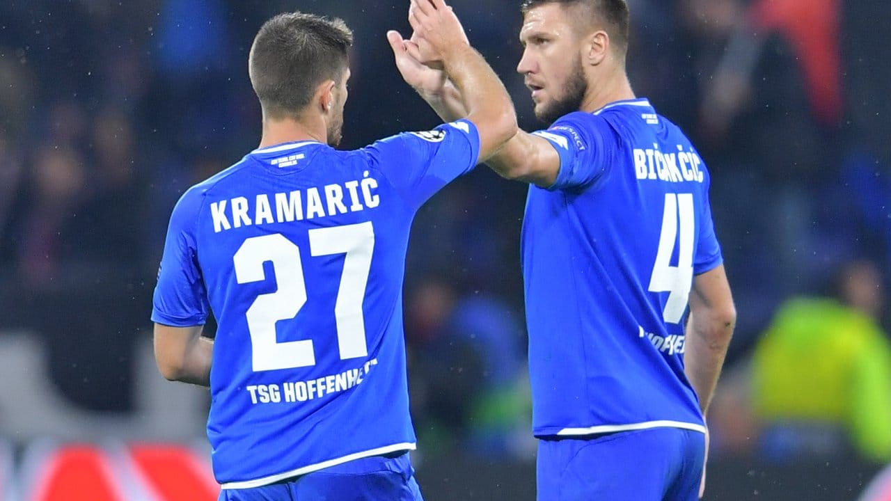 Hoffenheims Torschütze Andrej Kramaric (l) jubelt mit Ermin Bicakcic über sein Anschlusstor zum 1:2.