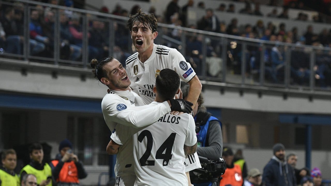 Reals Gareth Bale (l) jubelt über ein Tor mit seinen Mitspielern.