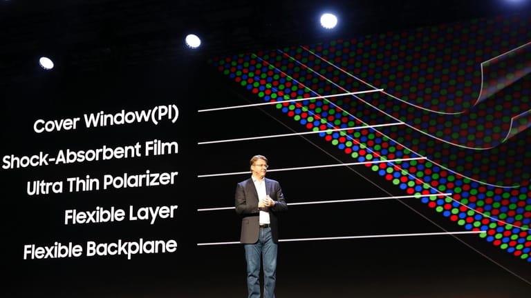 Justin Denison, Top-Manager bei Samsung, stellt die neue Bildschirmtechnologie "Infinity Flex" vor.