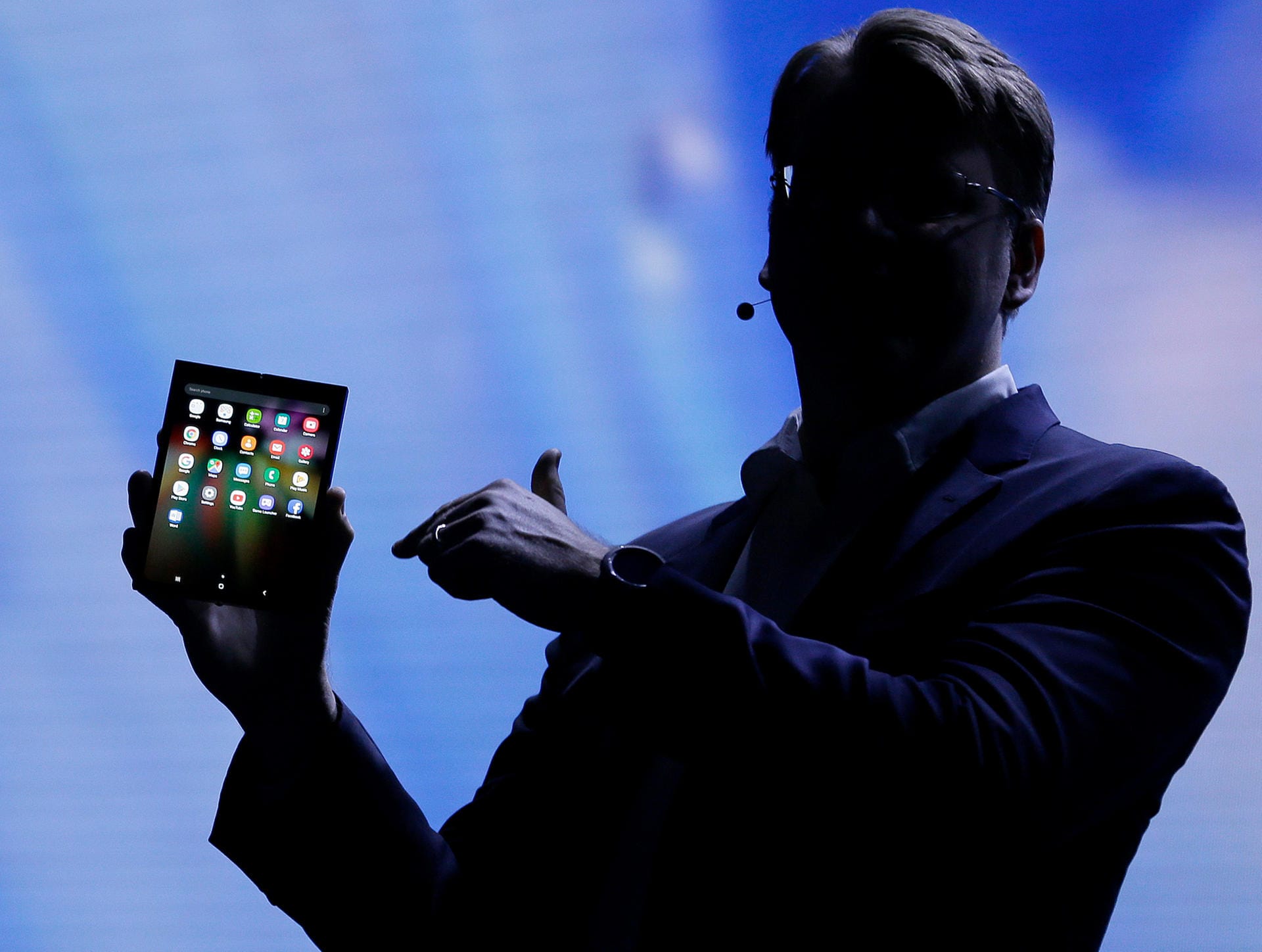 Justin Denison, Leiter der Mobilgeräteentwicklung von Samsung, stellt während der Keynote der Samsung Developer Conference das Infinity Flex Display eines faltbaren Smartphones vor.
