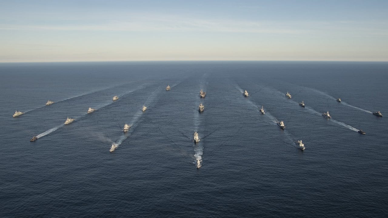 Kriegsschiffe fahren in Formation bei der Nato-Großübung "Trident Juncture" vor der Küste Norwegens.