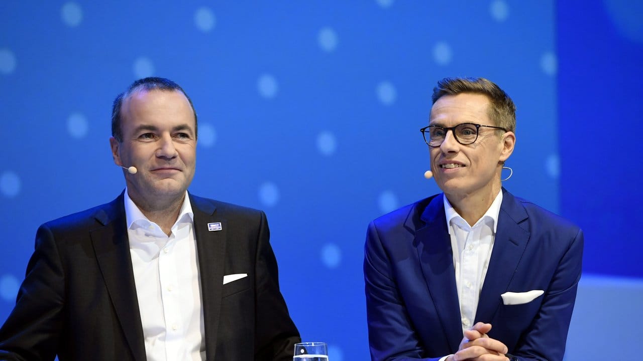 Hier konkurrieren sie noch: Alexander Stubb (r) aus Finnland und Manfred Weber aus Deutschland, sprechen auf dem Kongress der Europäischen Volkspartei.