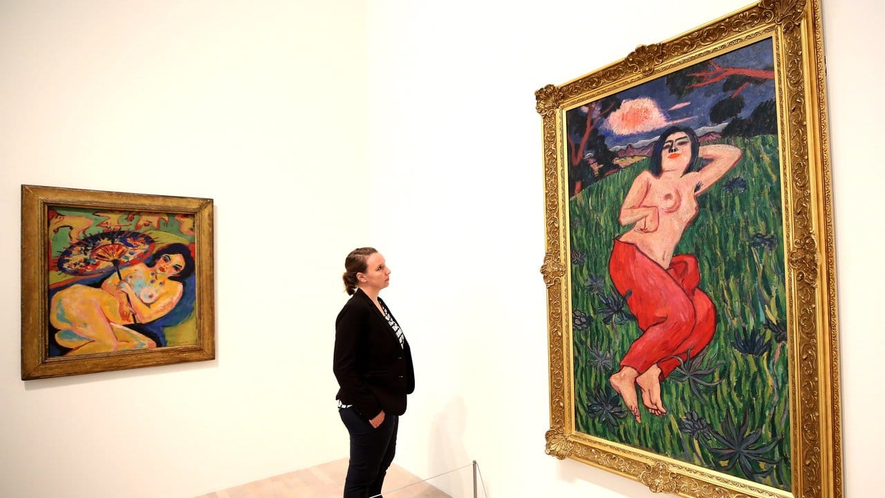 Die Bilder "Nackte Schönheit" (1912) von der Japanerin Yorozu Tetsugoro (r) und das Bild "Mädchen unter Japanschirm" (1909) von Ernst Ludwig Kirchner.