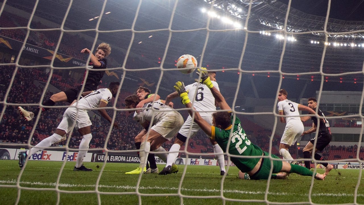 Leverkusens Tin Jedvaj (l) erzielt das 1:0 gegen Zürichs Torwart Yanick Brecher.