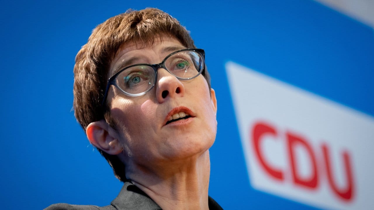 In einer Umfrage liegt CDU-Generalsekretärin Annegret Kramp-Karrenbauer gegenüber Ex-Unionsfraktionschef Friedrich Merz leicht vorn.