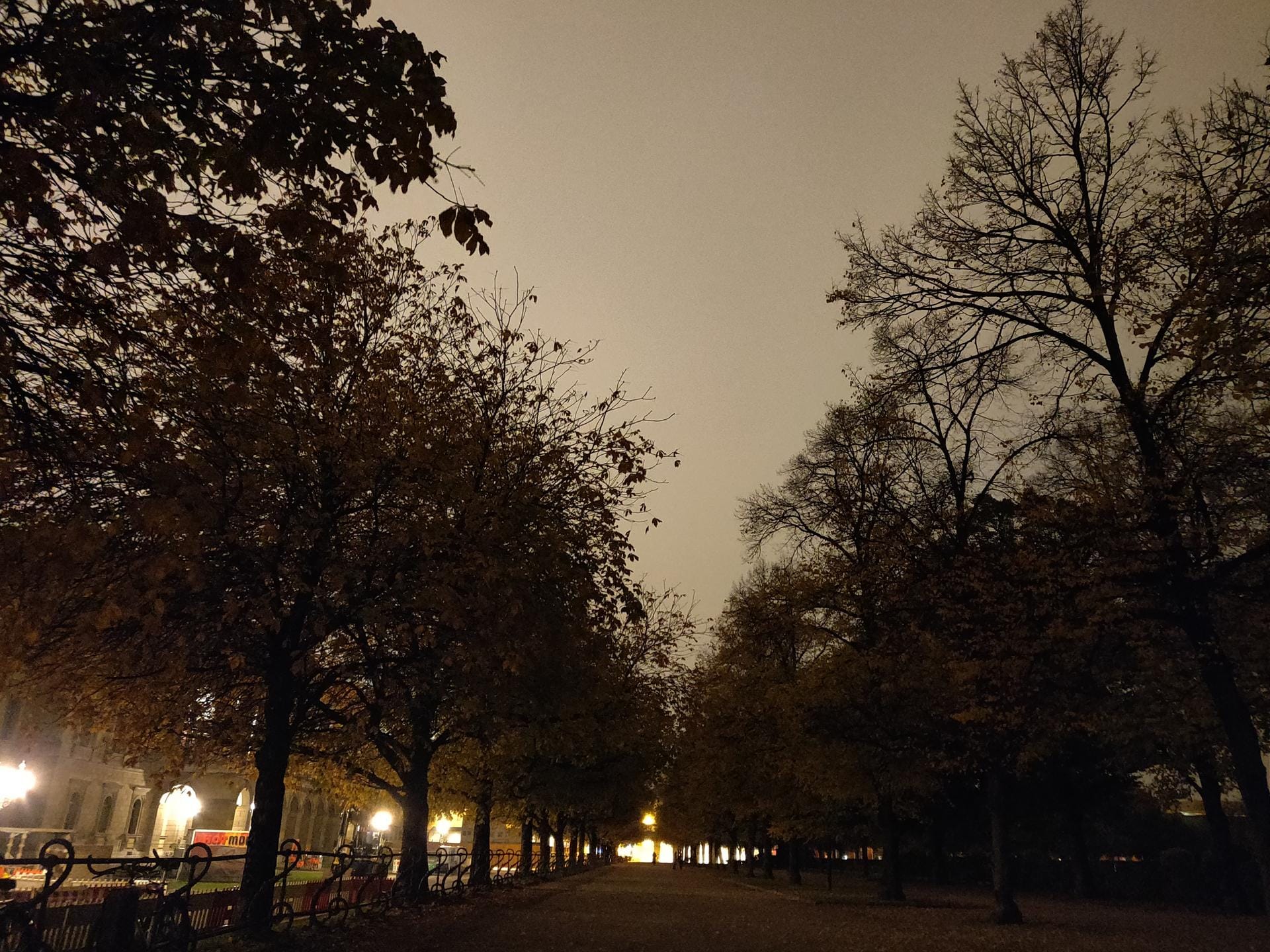 Auf Aufnahme aus dem Hofgarten in München. Das Foto wurde mit der OnePlus-Kamera-App geschossen. Alle Funktionen waren auf automatisch gestellt. In dem Bereich gab es kaum Licht. Die Kamera erhöhte den ISO-Wert auf 6400 bei 1/5 Belichtungszeit. Das Bild wirkt hier dämmrig. In der Realität war die Umgebung sehr schwarz.
