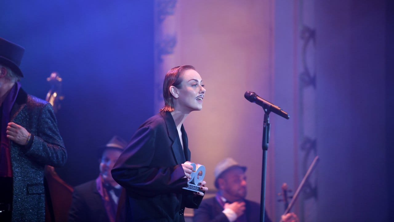 Die Schauspielerin Severjia Janusauskaite ("Babylon Berlin") erhielt eine Auszeichnung bei der Gala "GQ Men of the Year 2018". Die Schauspielerin Severjia Janusauskaite ("Babylon Berlin") erhielt eine Auszeichnung bei der Gala "GQ Men of the Year 2018".
