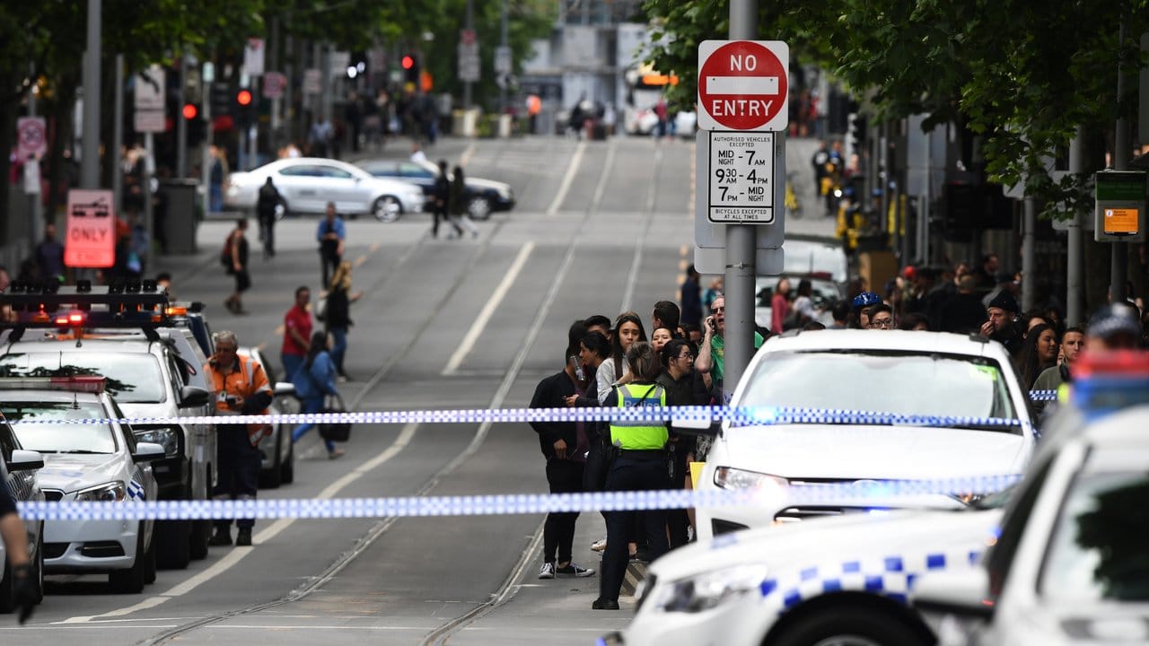 Polizisten und Rettungskräfte sind in Melbourne im Einsatz.
