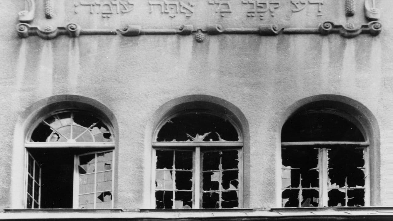 Die zerstörten Fenster der Kieler Synagoge nach der Pogromnacht.